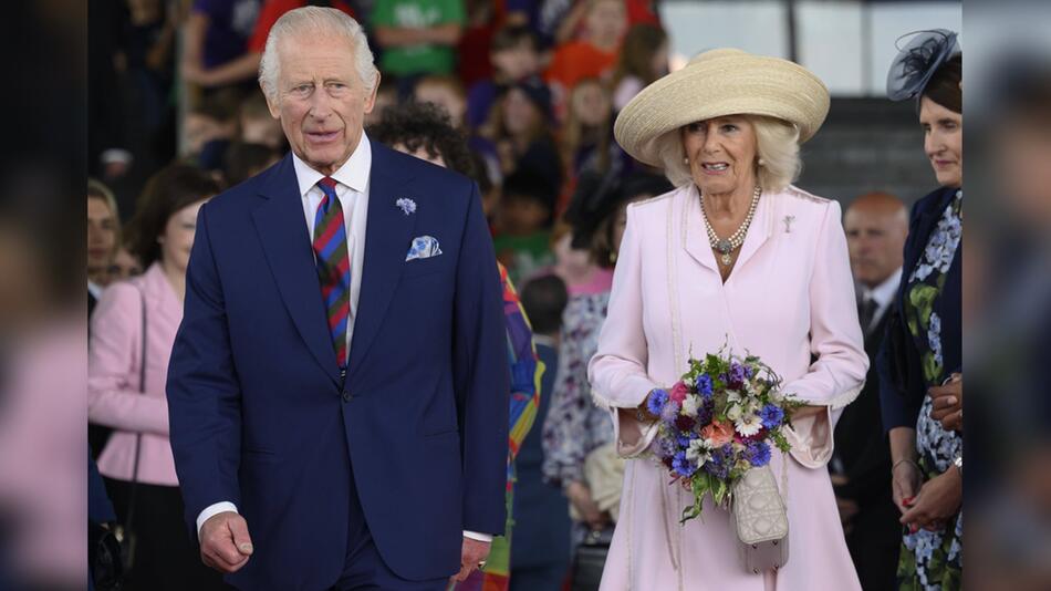 König Charles bei seinem Besuch des walisischen Parlaments zusammen mit Ehefrau, Königin Camilla.