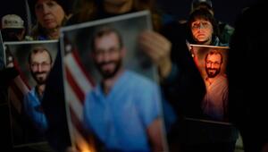 Menschen halten Fotos während einer Mahnwache für Alex Pretti hoch