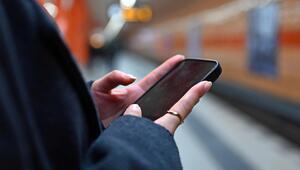 Frau nutzt ein Smartphone