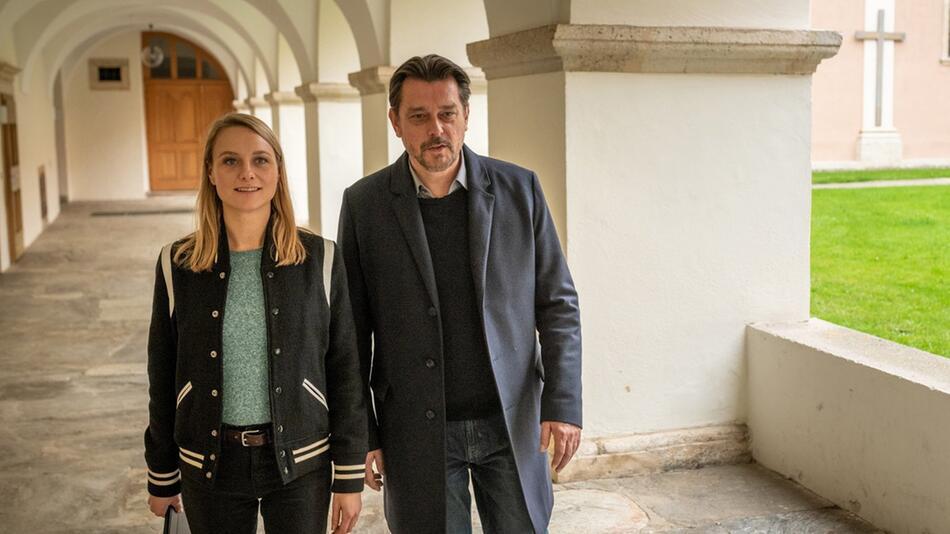 "LandKrimi: Steirerschuld": Chefinspektor Sascha Bergmann (Hary Prinz, r.) und seine Partnerin ...