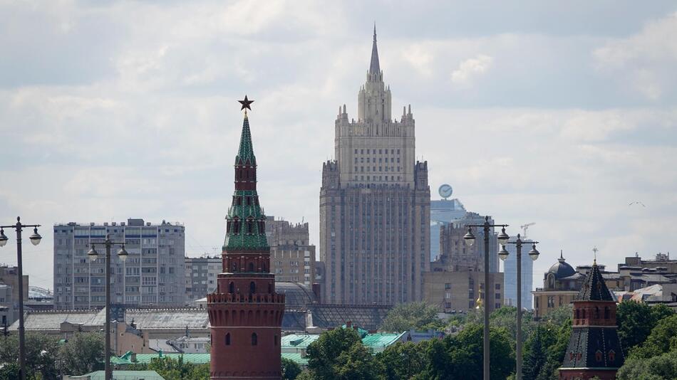 Moskau: Kremlturm und Außenministerium