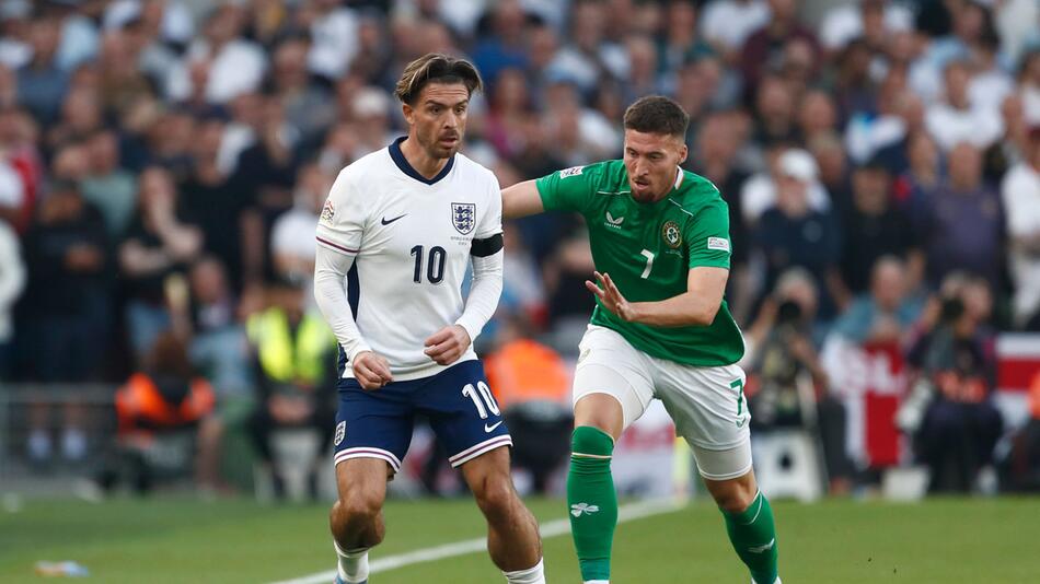 Jack Grealish (l)