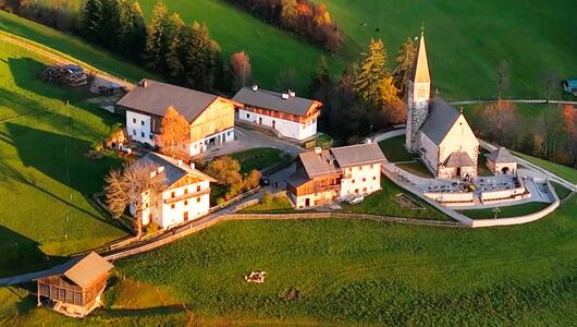 Südtiroler Ort stoppt Massentourismus mit Straßensperre