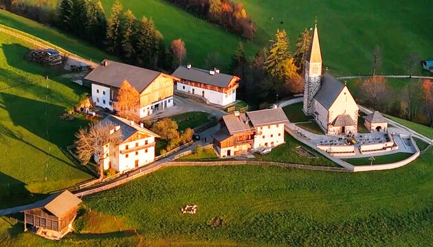 Südtiroler Ort stoppt Massentourismus mit Straßensperre