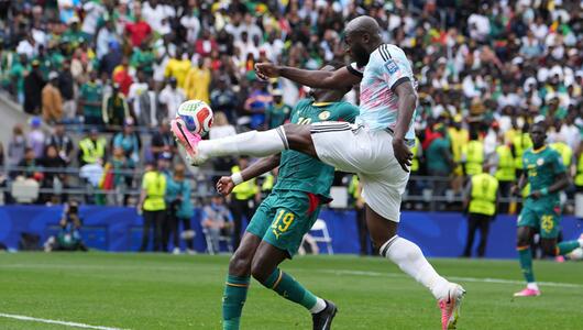Romelu Lukaku spielt gegen Senegal den Ball.