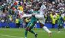 Romelu Lukaku spielt gegen Senegal den Ball.