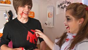 Zwei Kinder verkleiden sich für Halloween