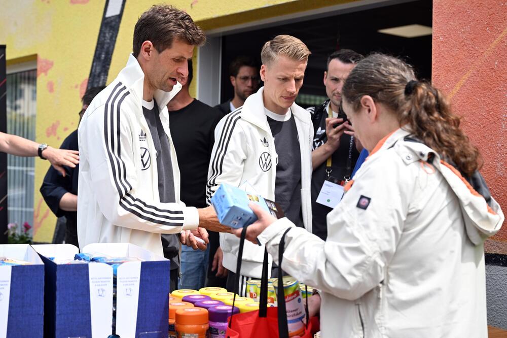 Thomas Müller und Chris Führich geben bei der Blankenhainer Tafel Essen aus.