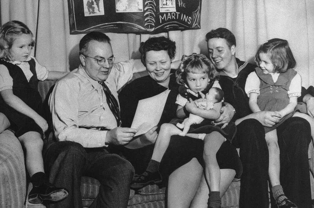 Barbara, Kenneth, Barbara, Susan, Donald und Virginia Martin sitzen auf einem Sofa.