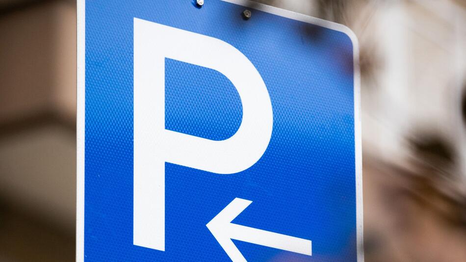 Parkschild mit Richtungspfeil