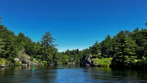 Direkt am malerischen Lake Muskoka, Kanada, gelegen können "Heated Rivalry"-Fans nun noch tiefer ...
