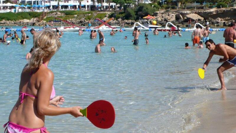 Touristen am Strand von Protaras