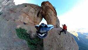 Durch Loch im Felsen geflitzt: Dieser Wingsuit-Stunt hat es in sich