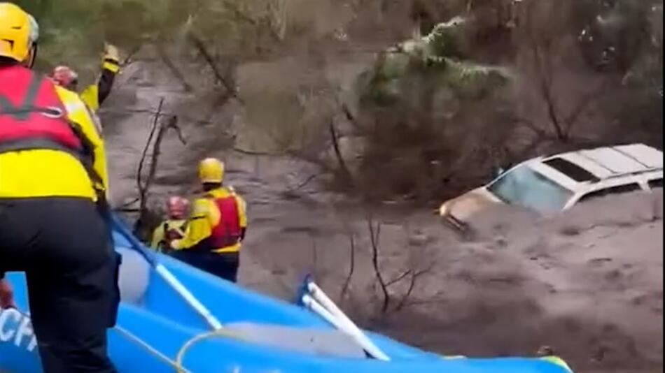 Spektakuläre Helikopter-Bergung aus reißendem Fluss