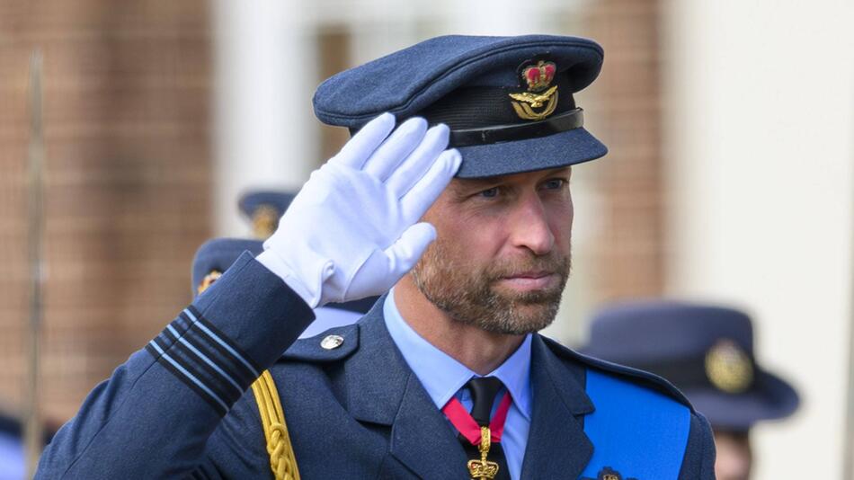 Prinz William, hier bei einer Parade am Royal Air Force College in Cranwell, diente selbst als ...