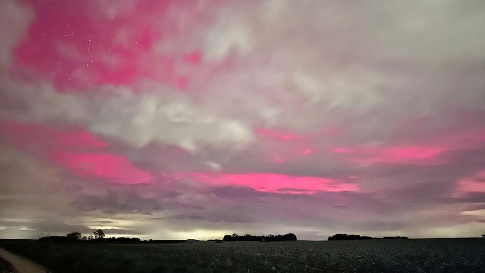 Pink schimmert es durch die Wolkendecke über Seewalchen am Attersee