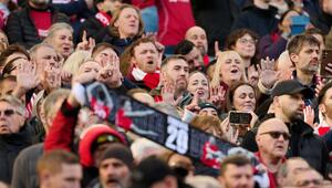 Fans gebärden die Liverpool-Hymne "You'll Never Walk Alone".