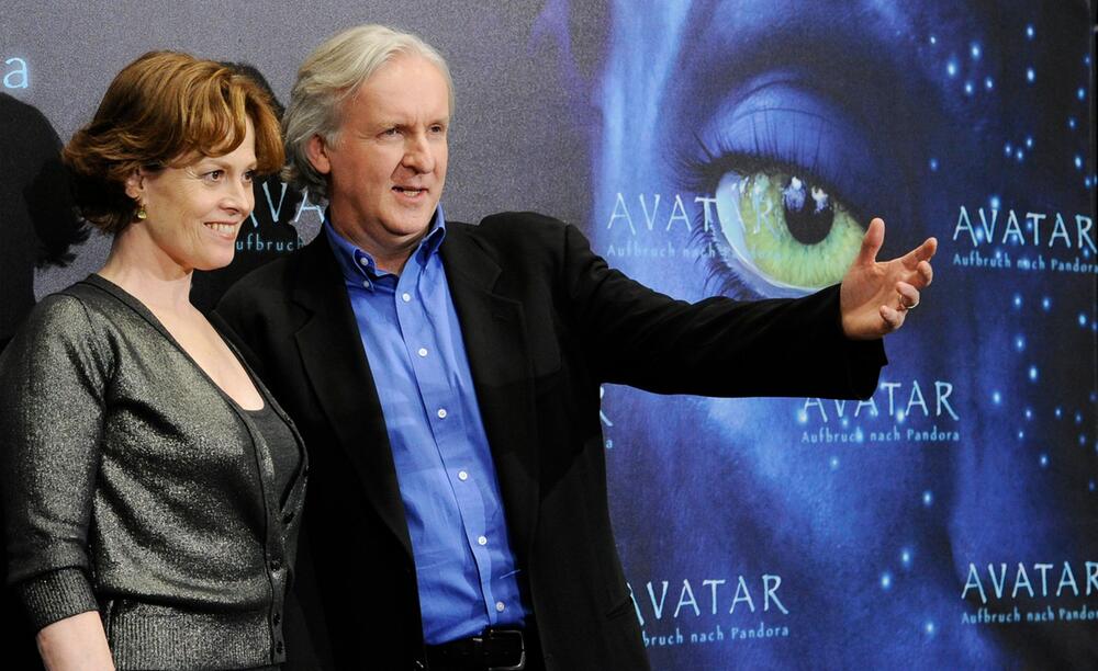 Sigourney Weaver (l) und James Cameron