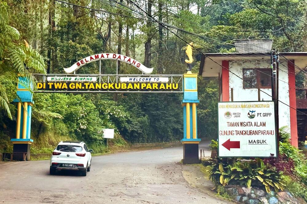 Einfahrt zum Vulkan Tangkuban Perahu