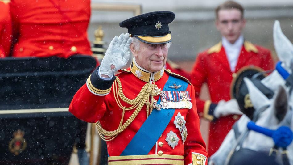 König Charles beim Trooping the Colour 2024 - dieses Jahr wird er offenbar eine schwarze ...
