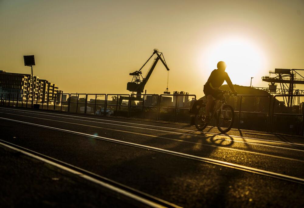 Sonnenaufgang über dem Industriehafen
