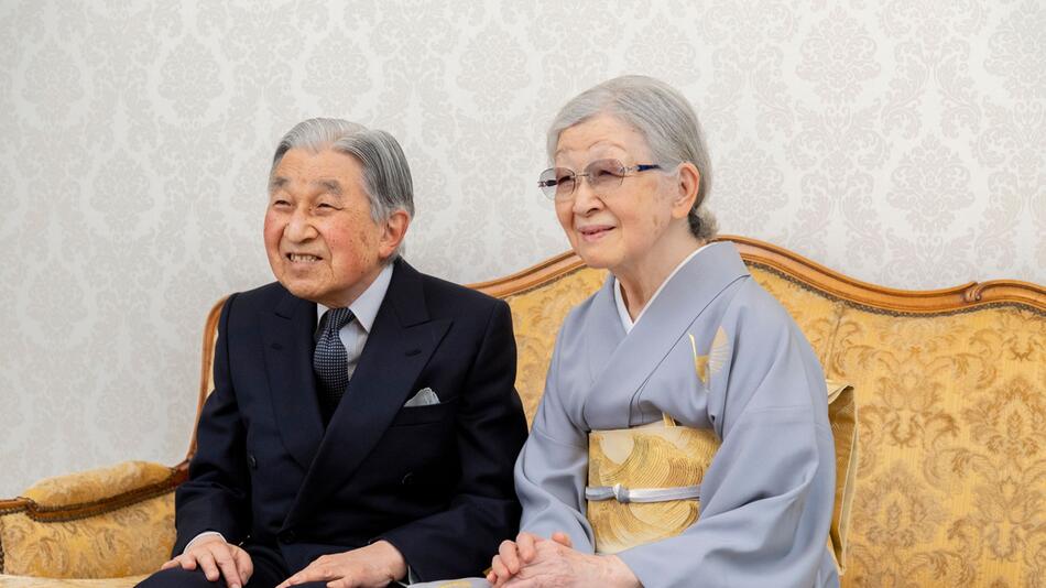 Japans ehemaliger Kaiser Akihito und seine Frau Michiko