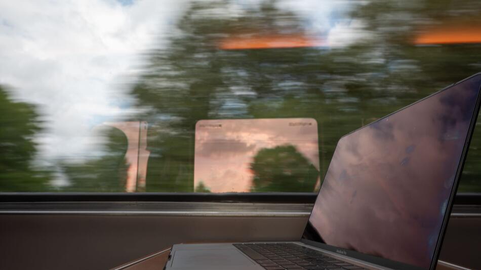Ein Laptop auf einem Tisch in einem Zug