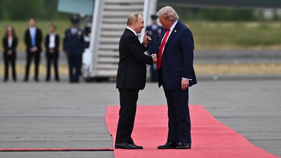 US-Präsident Donald Trump (r.) begrüßt den russischen Präsidenten Wladimir Putin.