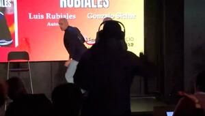 Luis Rubiales reagiert erschrocken auf das geworfene Ei.