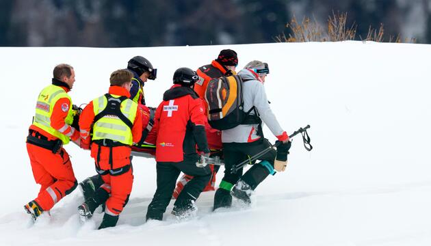 Michelle Gisin wird nach ihrem Unfall auf einer Liege abtransportiert.