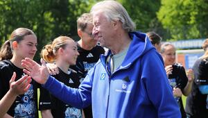 Horst Hrubesch (rechts) gratuliert den HSV-Frauen zum Aufstieg.
