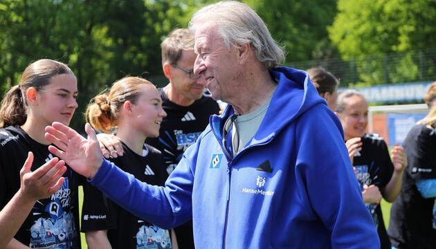 Horst Hrubesch (rechts) gratuliert den HSV-Frauen zum Aufstieg.