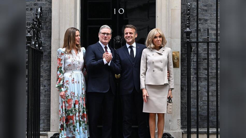 Vor der berühmten Downing Street Nr. 10. demonstrierten Premierminister Keir Starmer (li.) und ...