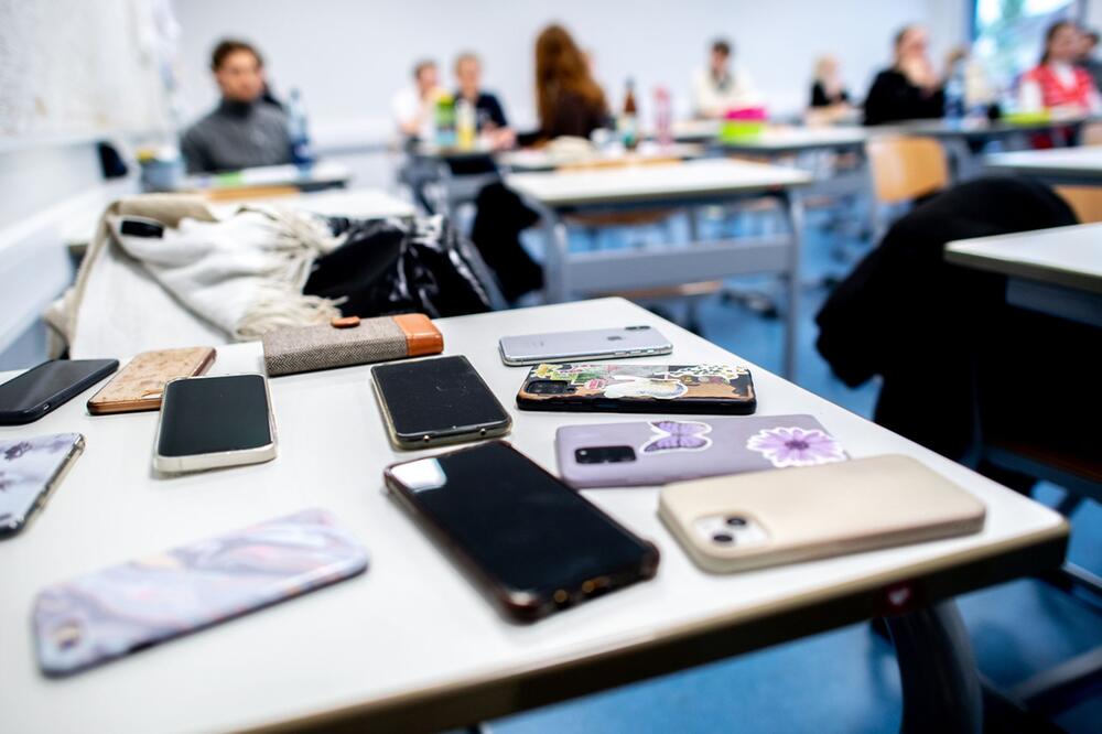 Schriftliche Abi-Prüfung - die Handys werden vorher eingesammelt.