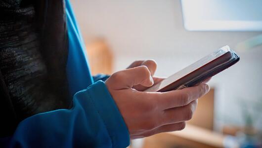 Hände mit Mobiltelefon