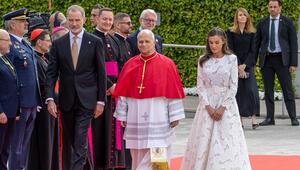 Das spanische Königspaar begrüßt den Papst in Madrid.