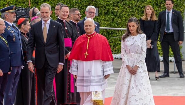 Das spanische Königspaar begrüßt den Papst in Madrid.