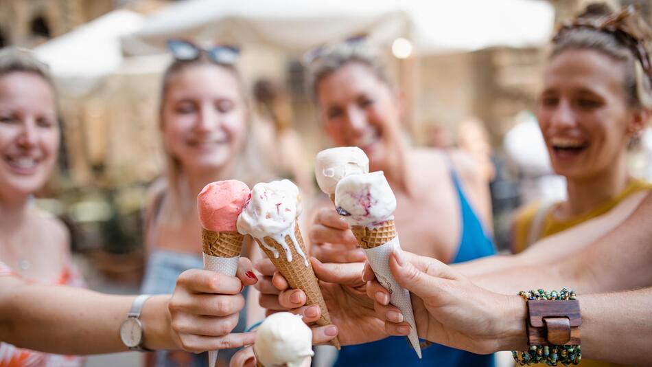 Frauen mit Eis