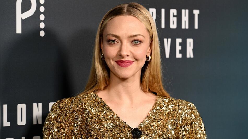 Amanda Seyfried spricht in einem neuen Video offen über ihre Hautkrankheit.