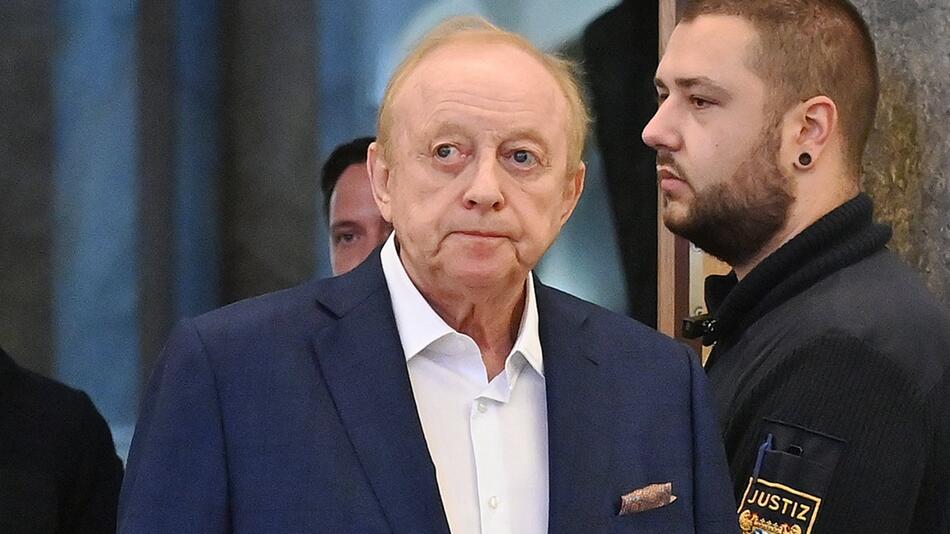 Alfons Schuhbeck betritt im Jahr 2022 den Sitzungssaal.