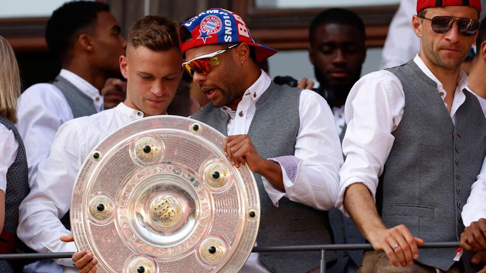 Joshua Kimmich, Serge Gnabry und Thomas Müller 2023 auf dem Rathaus-Balkon.