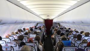 Passagiere sitzen in der Kabine eines Flugzeugs