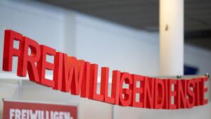 Buchstaben formen das Wort "Freiwilligendienste"