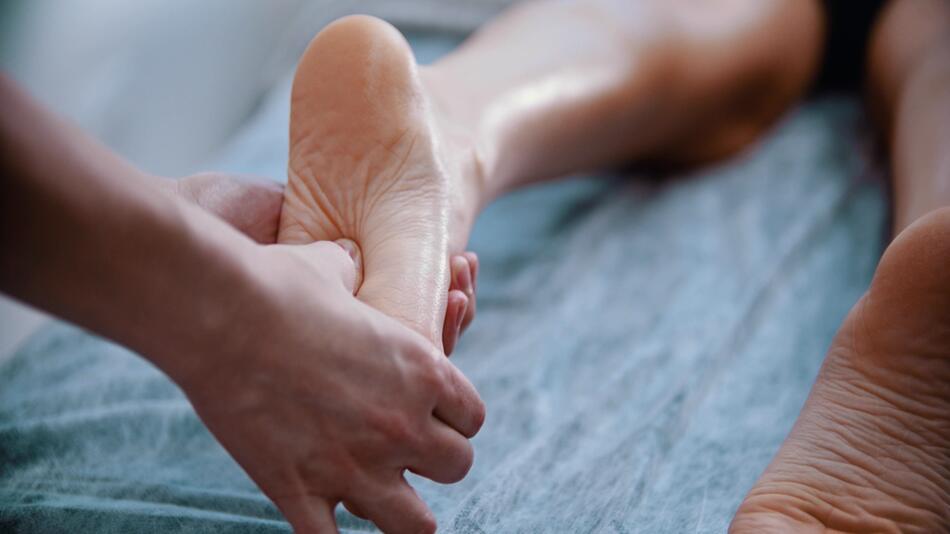 Tägliche Fußmassagen sollen gegen Angst, Müdigkeit und Schlaflosigkeit helfen.