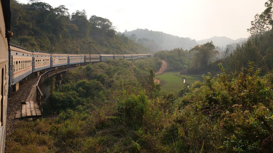 Aussicht aus dem fahrenden Tazara in Tansania