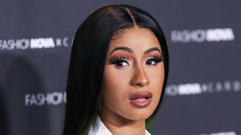 Cardi B lässt tief blicken.