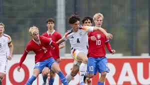 DFB-Youngster Matteo Palma (Mitte) 2024 auf dem DFB-Campus in Frankfurt.