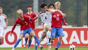 DFB-Youngster Matteo Palma (Mitte) 2024 auf dem DFB-Campus in Frankfurt.
