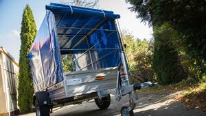 Autoanhänger steht auf einem Grundstück