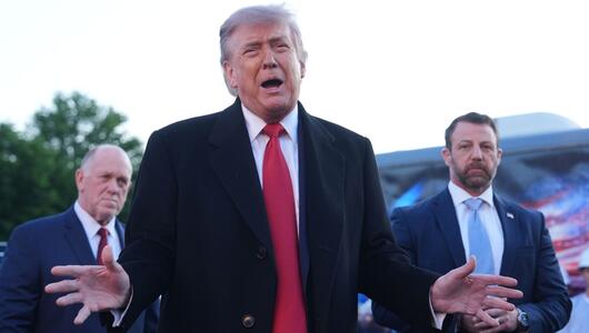 US-Präsident Trump spricht zu Reportern.